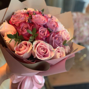 Букет 15 роз микс с зеленью и упаковкой